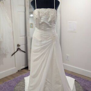 Alfred Angelo  1620 A line wedding gown Size 10